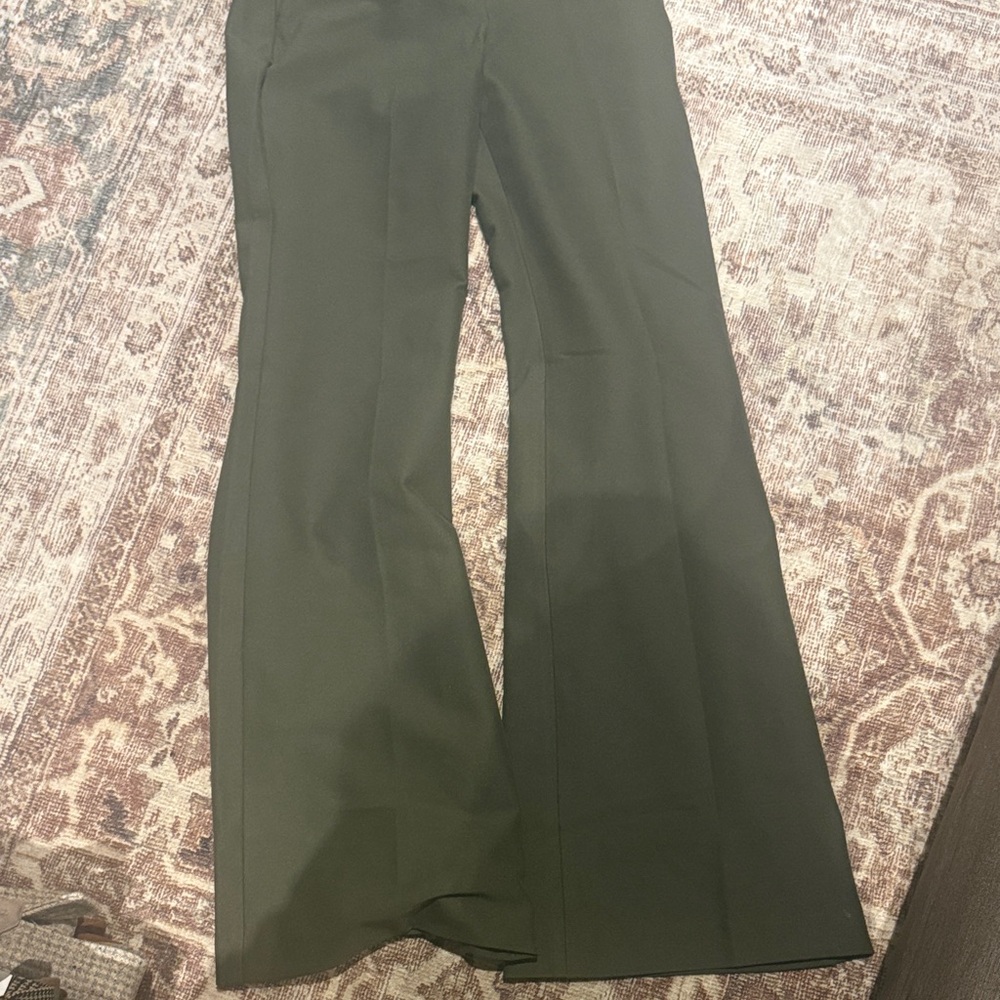 Elegant Women's Green Pants - Picture 2 of 3